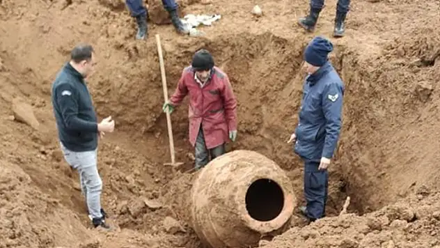 Çorum'da çiftçi, tarlasında tarihi olduğu düşünülen küp buldu

