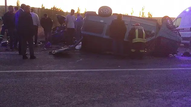 Çorum'da hafif ticari araç ile otomobil çarpıştı: 2 ölü, 2 yaralı
