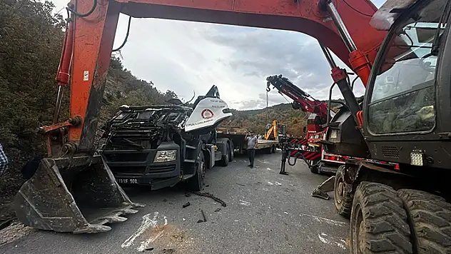 Çorum'da iş makinesi yüklü tır devrildi: 2 ölü

