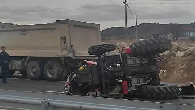 Çorum'da kamyon, traktöre çarptı: 2 ölü, 1 yaralı
