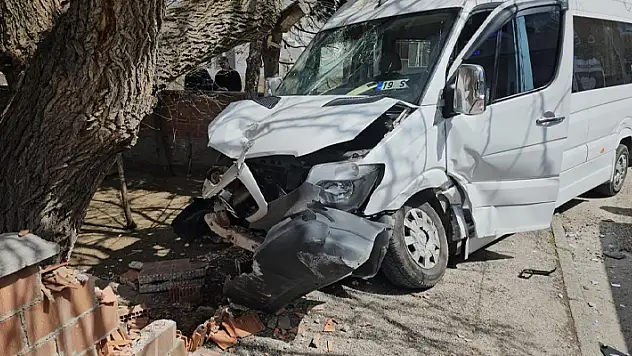 Çorum'da öğrenci servisiyle otomobil çarpıştı: 16 kişi yaralandı
