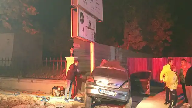 Çorum'da otomobil reklam panosu direğine çarptı: 3 ölü

