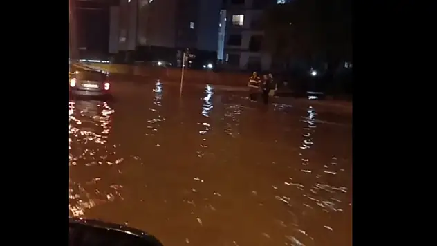 Çorum'da sağanak cadde ile sokaklar göle döndü, ev ve iş yerlerini su bastı
