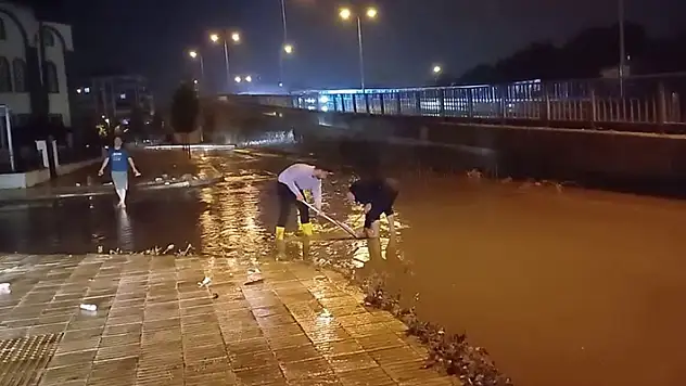 Çorum'da sağanak yağış hayatı olumsuz etkiledi: Yollar dereye döndü, ev ve iş yerlerini su bastı
