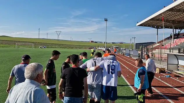 Çorum'da sıcaktan bayılan 2 futbolcu hastanelik oldu
