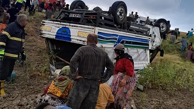 Çorum'da tarım işçilerinin taşındığı kamyonet devrildi: 12 yaralı
