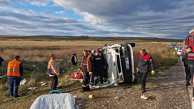 Çorum'da tır ile işçi servisi çarpıştı: 1 ölü, 14 yaralı
