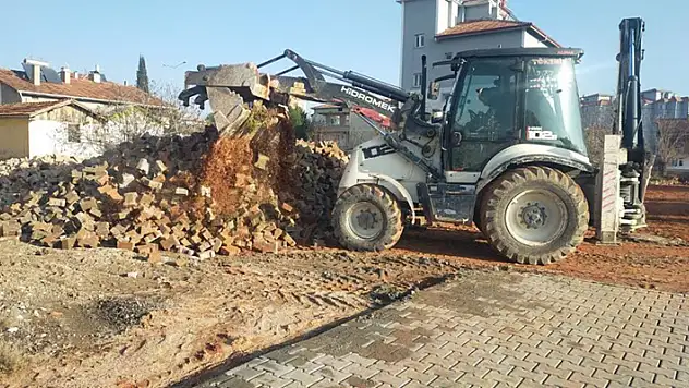 Çorum'da yüklenici firma parasını alamayınca sokaklara döşediği kaldırım taşlarını kepçe ile söktü
