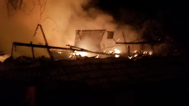 Çorum'da çıkan yangında 2 ev, 2 garaj ve 1 ahır kül oldu