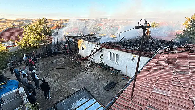 Çorum'da çıkan yangında garaj, tandırlık ve depo zarar gördü
