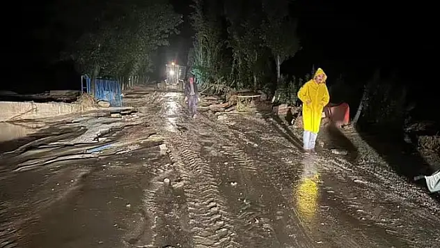 Çorum'da etkili olan sağanak yağış ve rüzgar hayatı felç etti
