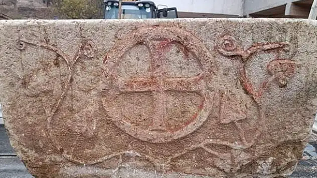 Çorumlu çiftçi bulduğu 1200 yıllık vaftiz teknesini yalak yaptı! Tarihi eser olduğunu öğrenince satmaya çalıştı
