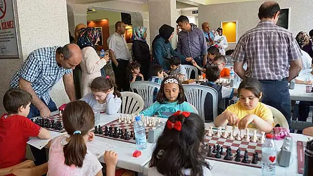 Çubuk'ta 'Bahar Kupası 19 Mayıs Satranç Turnuvası' başladı
