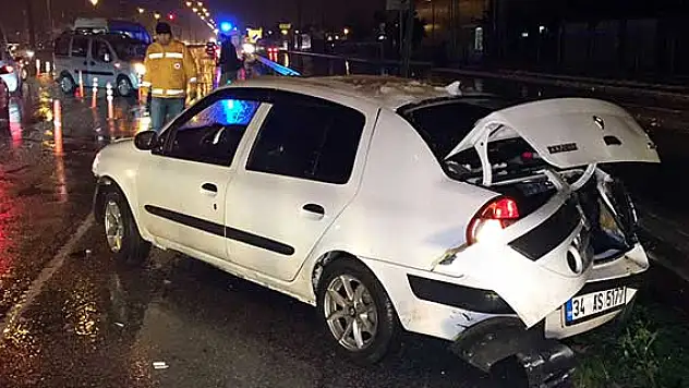 Çukurdan kaçmak isterken bariyerlere çarptı: 2 yaralı