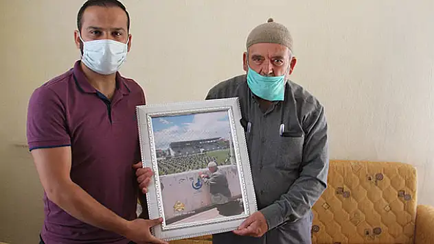 Cuma namazı için stada alınmayan Osman dede, o kareyi çekenle tanıştı