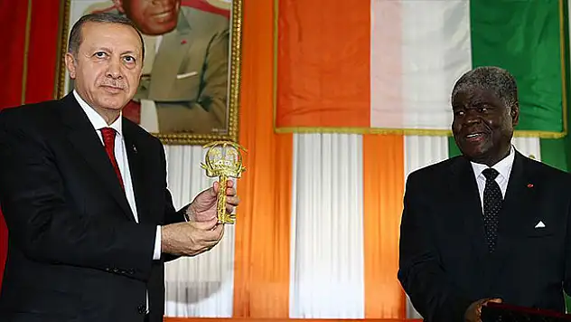 Cumhurbaşkanı Erdoğan'a Abidjan'ın altın anahtarı takdim edildi