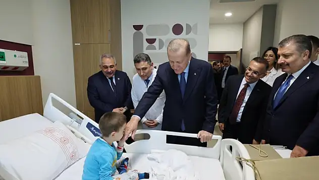 Cumhurbaşkanı Erdoğan açılışını yaptığı hastanede tedavi gören çocukları ziyaret etti
