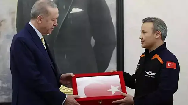 Cumhurbaşkanı Erdoğan, Alper Gezeravcı'yı kabul etti

