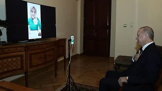 Cumhurbaşkanı Erdoğan bilgi yarışmasına katılan konuşma engelli Gülsüm ile görüştü