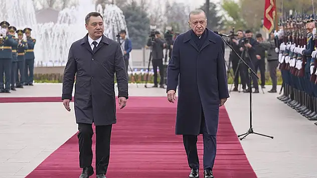 Cumhurbaşkanı Erdoğan, Bişkek'te resmi törenle karşılandı