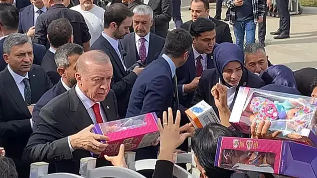 Cumhurbaşkanı Erdoğan, çocuklara oyuncak dağıttı
