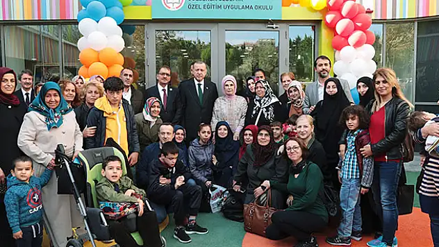 Cumhurbaşkanı Erdoğan çocuklarla şarkı söyledi