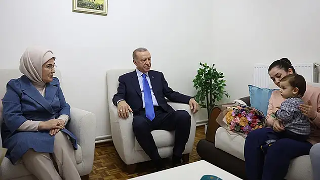 Cumhurbaşkanı Erdoğan'dan depremzede aileye ziyaret

