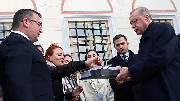Cumhurbaşkanı Erdoğan'dan gazetecilere tatlı ikramı