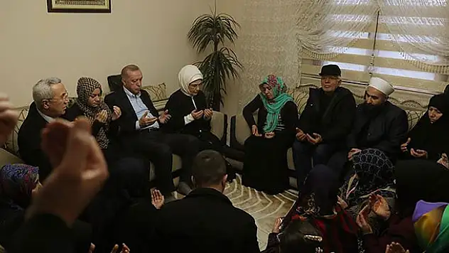 Cumhurbaşkanı Erdoğan'dan İdlib şehidi Baysal'ın babaevine taziye ziyareti