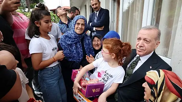 Cumhurbaşkanı Erdoğan'dan Rize'de komşu ziyareti
