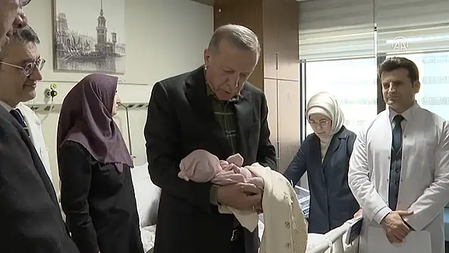 Cumhurbaşkanı Erdoğan, depremzedenin bebeğine 'Ayşe Betül' ismini verdi
