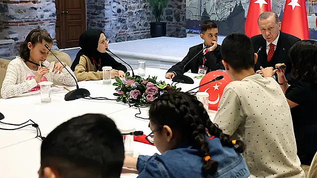 Cumhurbaşkanı Erdoğan, Dolmabahçe Ofisi'nde depremzede çocukları kabul etti
