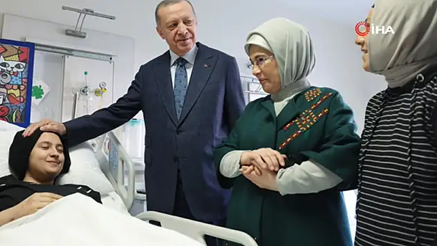 Cumhurbaşkanı Erdoğan, enkazdan 248 saat sonra kurtarılan Aleyna Ölmez'i ziyaret etti

