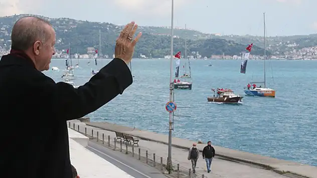 Cumhurbaşkanı Erdoğan fetih kutlamaları dolayısıyla Boğaz'dan geçen tekneleri selamladı