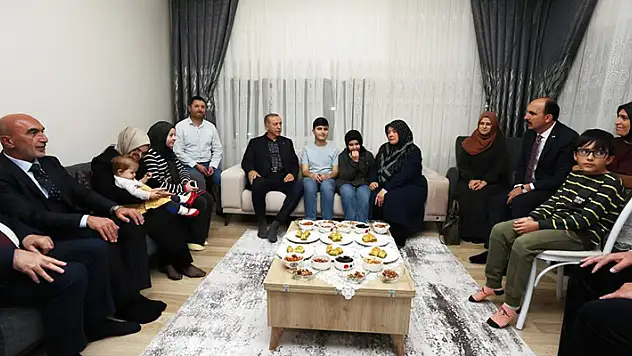 Cumhurbaşkanı Erdoğan, görme engelli hafız Ravzanur'u evinde ziyaret edip çay içti
