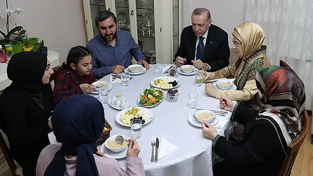 Cumhurbaşkanı Erdoğan, iftarını Ümraniye'de Kılıçaslan ailesiyle birlikte açtı
