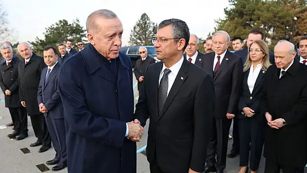 Cumhurbaşkanı Erdoğan ile CHP lideri Özel ilk kez tokalaştı
