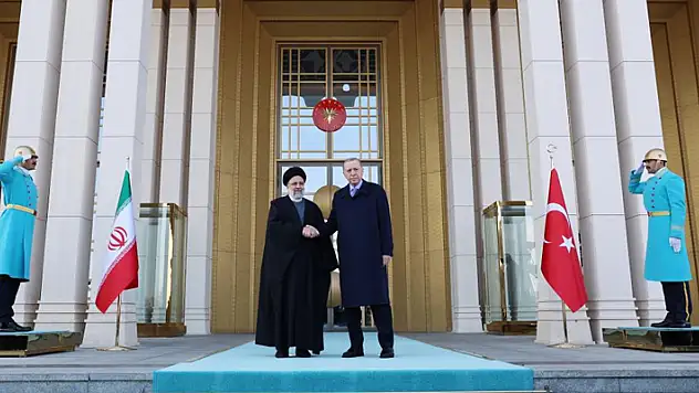 Cumhurbaşkanı Erdoğan, İran Cumhurbaşkanı Reisi'yi resmi törenle karşıladı
