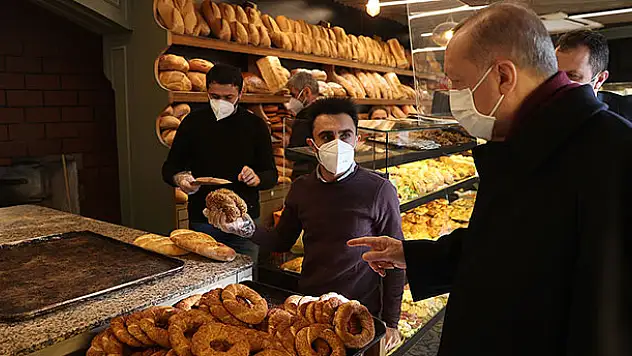 Cumhurbaşkanı Erdoğan İstanbul'da bir fırından alışveriş yaptı