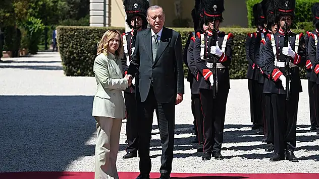 Cumhurbaşkanı Erdoğan, İtalya'da resmi törenle karşılandı