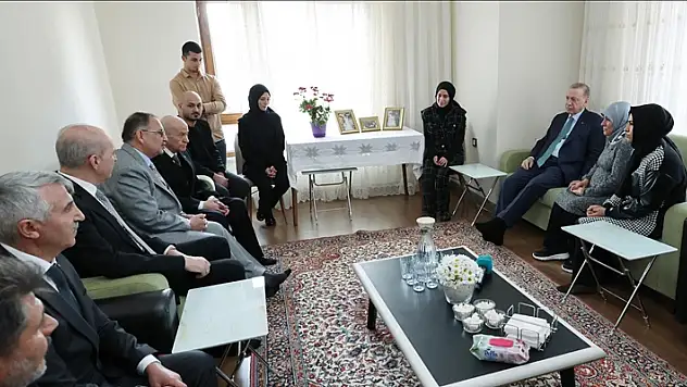 Cumhurbaşkanı Erdoğan, Kahramanmaraş'ta depremzede aileyle bir araya geldi
