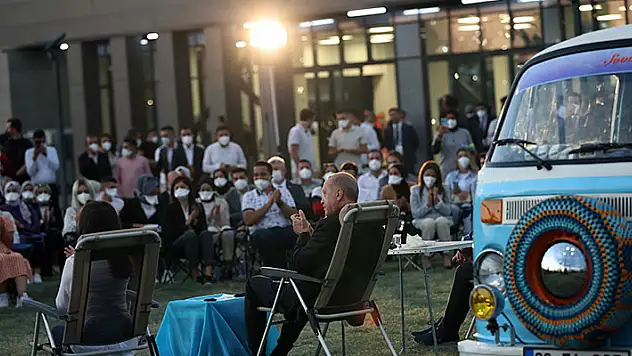 Cumhurbaşkanı Erdoğan, Mersin'de gençlere şarkı söyledi