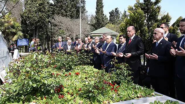 Cumhurbaşkanı Erdoğan Necmettin Erbakan'ın Kabrini Ziyaret Etti