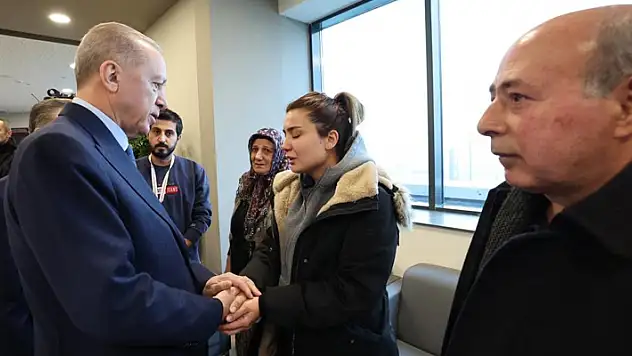 Cumhurbaşkanı Erdoğan yaralı teknisyeni ziyaret etti
