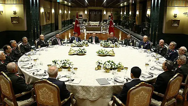 Cumhurbaşkanı Erdoğan YAŞ üyelerine yemek verdi