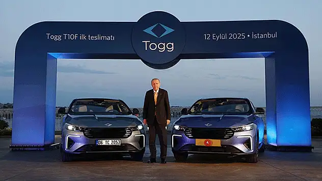 Cumhurbaşkanı Erdoğan'a Togg'un yeni modeli T10F hediye edildi