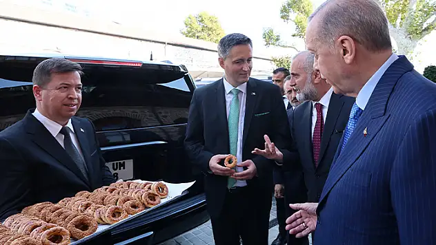 Cumhurbaşkanı Erdoğan'dan gazetecilere kandil simidi ikramı
