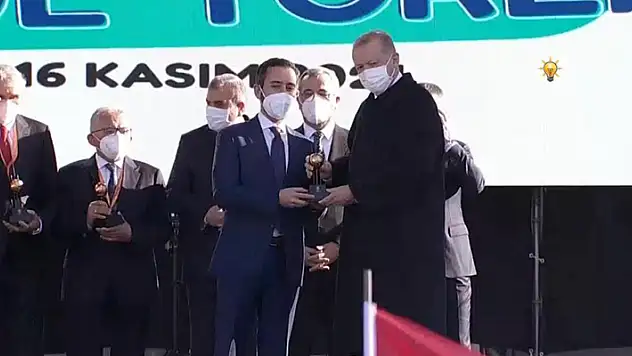 Cumhurbaşkanı Erdoğan'dan Konya Büyükşehir'e Gençlik Faaliyetleri ödülü

