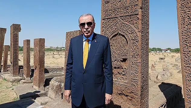 Cumhurbaşkanı Erdoğan, Ahlat'ta Selçuklu Meydan Mezarlığı'nı ziyaret etti