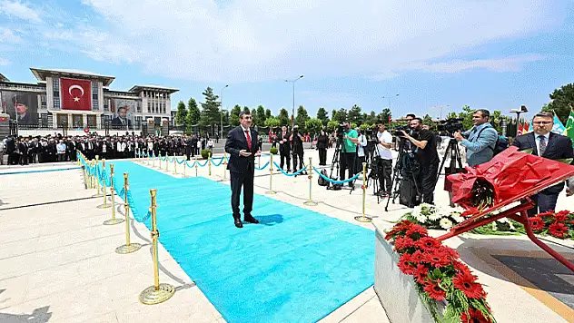 Cumhurbaşkanı Yardımcısı Yılmaz, 15 Temmuz Anıtı'na çelenk bıraktı